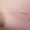 Una imagen de primer plano de la piel con un texto tenue visible debajo, que revela las palabras Centro Terapéutico Integral Dr. Vitale parcialmente oscurecidas por la textura de la piel, que recuerda estrías sutiles que forman patrones intrincados.
