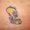 imagen de primer plano de la piel donde se observa un tatuaje de color amarillo en forma de ave