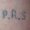 piel con un tatuaje de una serie de letras de color oscuro