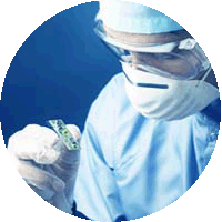 Doctor con portaobjetos en la mano examinándolo